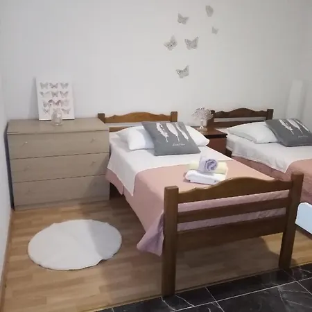 Spacious 3-Bedroom Apartment-Free Parking- Split