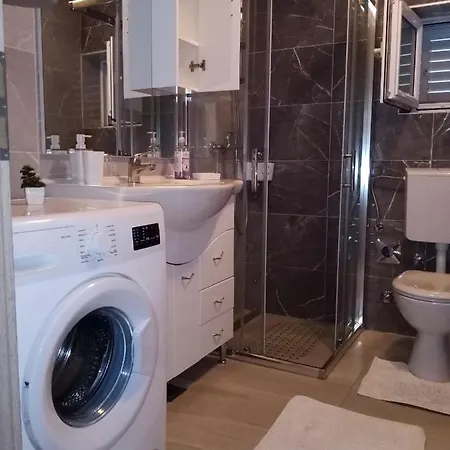 아파트 Spacious 3-Bedroom Apartment-Free Parking- Split