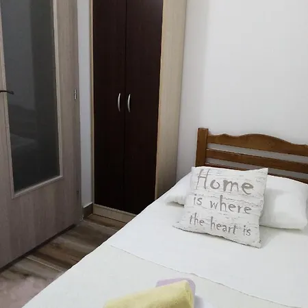 아파트 Spacious 3-Bedroom Apartment-Free Parking- Split