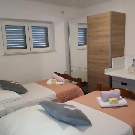 Spacious 3-Bedroom Apartment-Free Parking- Split 아파트 *