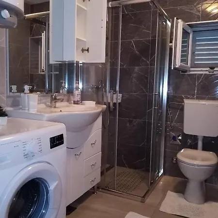 Spacious 3-Bedroom Apartment-Free Parking- Split 아파트