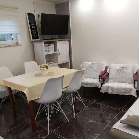 Spacious 3-Bedroom Apartment-Free Parking- Split *