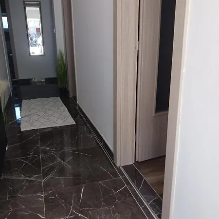 Spacious 3-Bedroom Apartment-Free Parking- Split 아파트 *