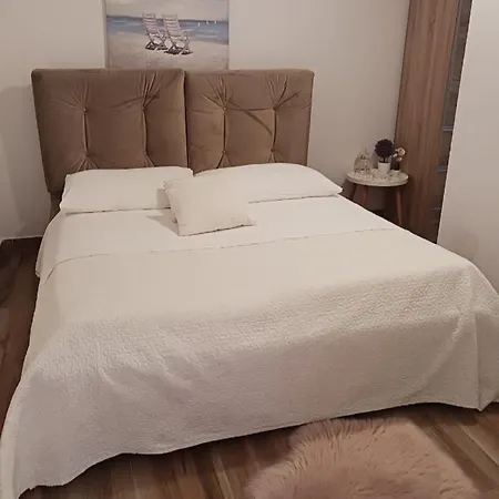Spacious 3-Bedroom Apartment-Free Parking- Split